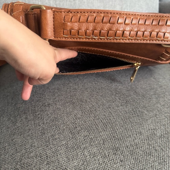 Urban Expressions Tan Khloe Vegan Leather Saddle Shaped Crossbody Bag - Picture 14 of 16